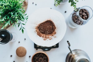 Boîte à Taper Pour Marc De Café – 1300 Ml, Avec Batteur Amovible, Base Antidérapante