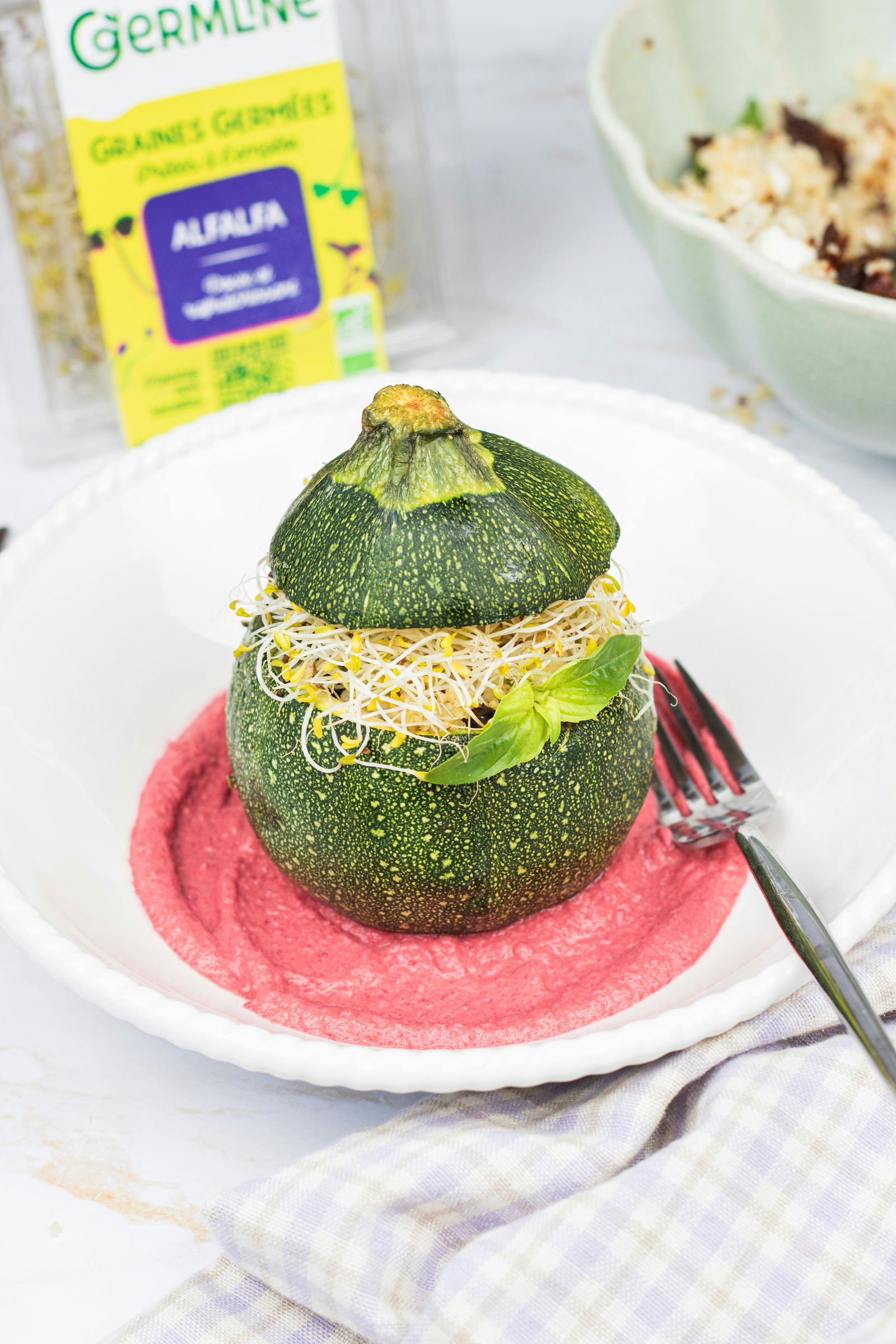 Courgettes farcies au quinoa, feta et graines germées