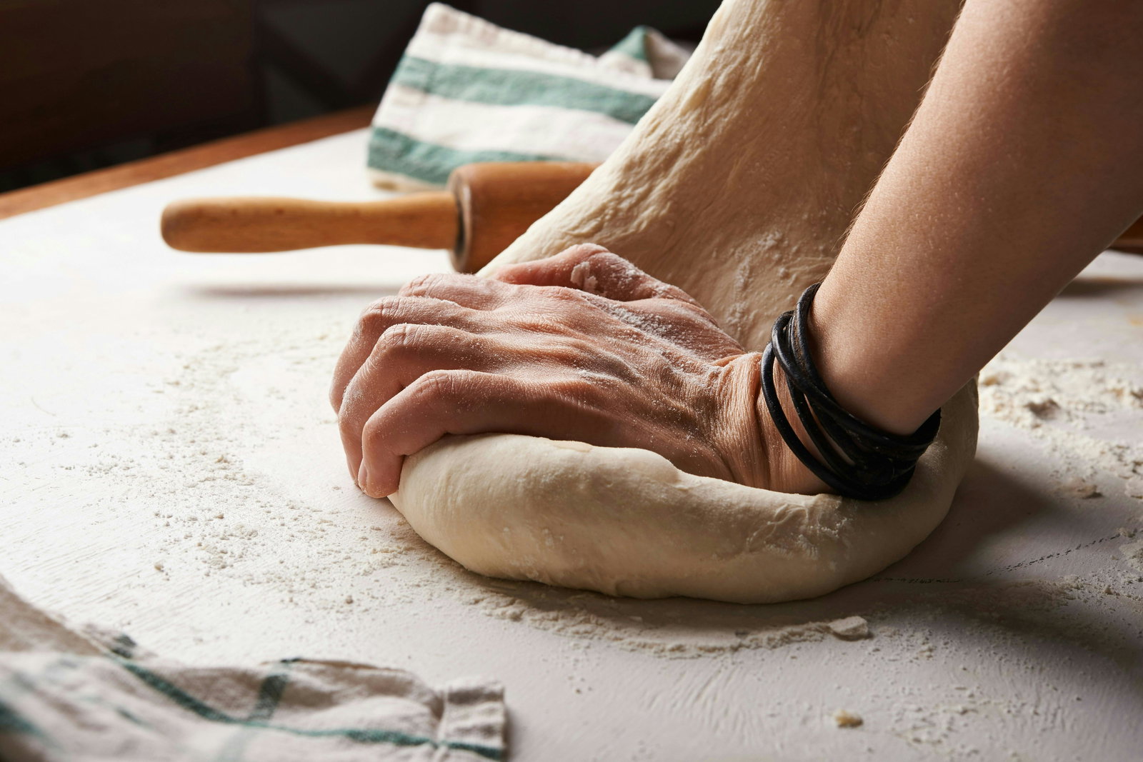 mains-pain-sans-gluten-petrissage